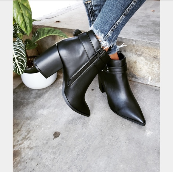 Shoes - 🚨ON SALE🚨//The Taylor// Black Buckled bootie